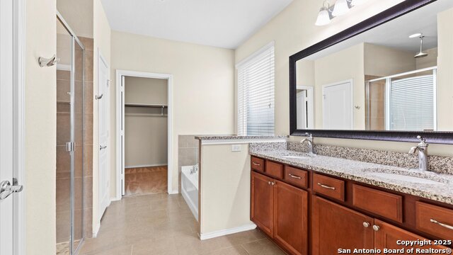 Listing photo id 13 for 647 Ridgeglen