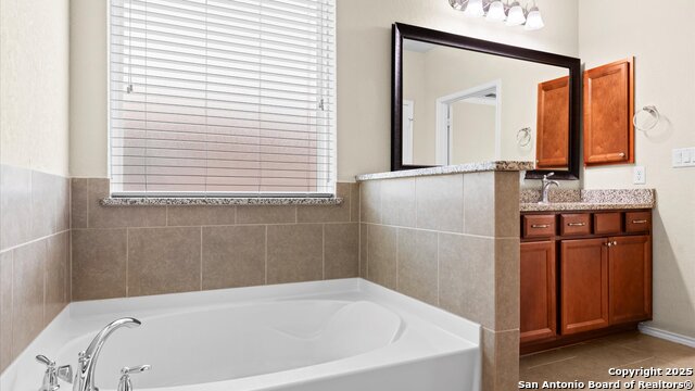 Listing photo id 14 for 647 Ridgeglen
