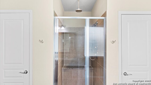 Listing photo id 15 for 647 Ridgeglen