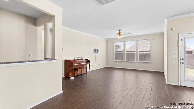 Listing photo id 0 for 647 Ridgeglen