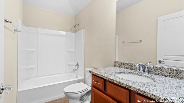 Listing photo id 22 for 647 Ridgeglen