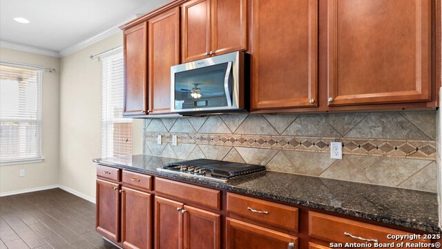 Listing photo id 3 for 647 Ridgeglen