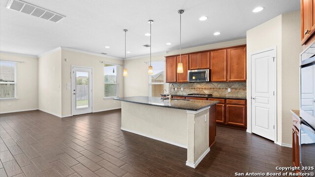 Listing photo id 4 for 647 Ridgeglen