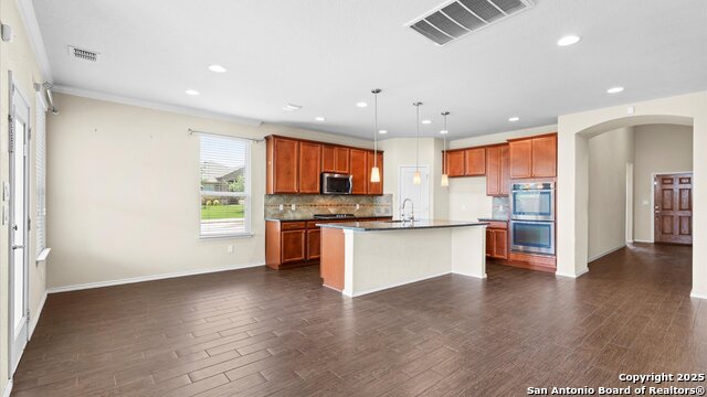 Listing photo id 6 for 647 Ridgeglen