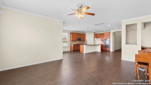 Listing photo id 7 for 647 Ridgeglen