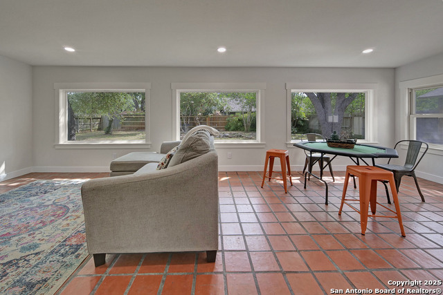 Listing photo id 16 for 2714 Floral Way