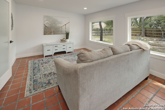 Listing photo id 17 for 2714 Floral Way