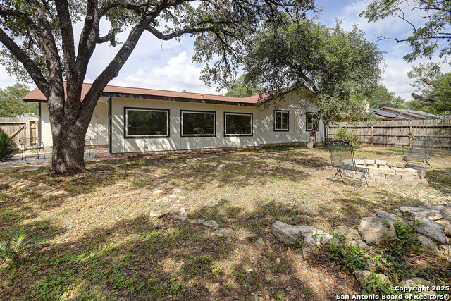 Listing photo id 40 for 2714 Floral Way