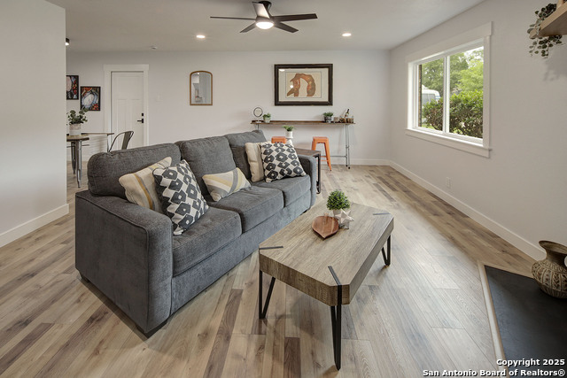 Listing photo id 4 for 2714 Floral Way