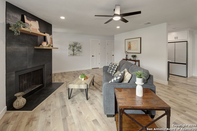 Listing photo id 5 for 2714 Floral Way