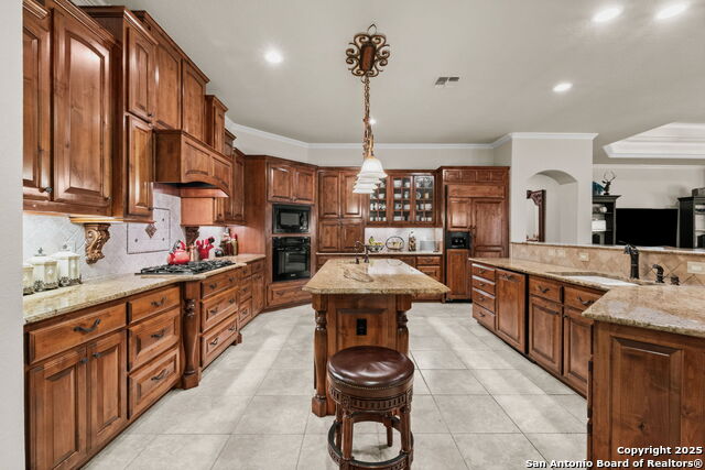 Listing photo id 12 for 20027 Buckhead