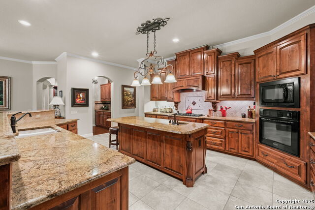 Listing photo id 13 for 20027 Buckhead