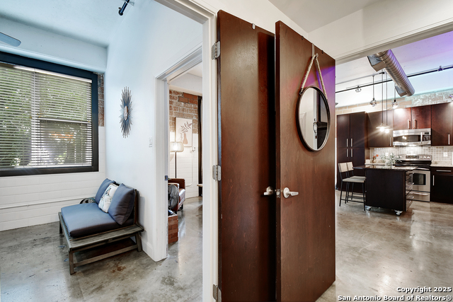 Listing photo id 10 for 831 Flores S 2212