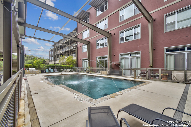 Listing photo id 24 for 831 Flores S 2212