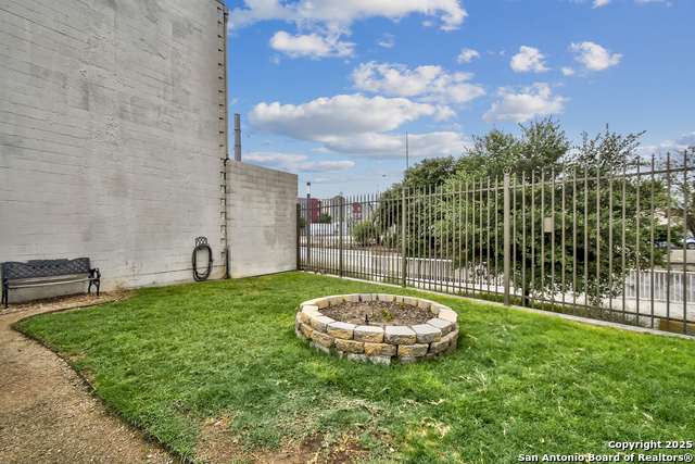 Listing photo id 26 for 831 Flores S 2212