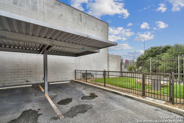 Listing photo id 27 for 831 Flores S 2212