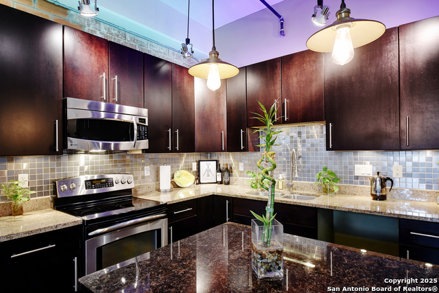Listing photo id 3 for 831 Flores S 2212