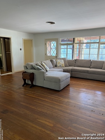 Listing photo id 9 for 6514 West Avenue