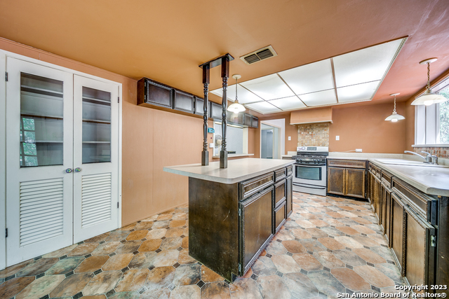 Listing photo id 11 for 6514 West Avenue