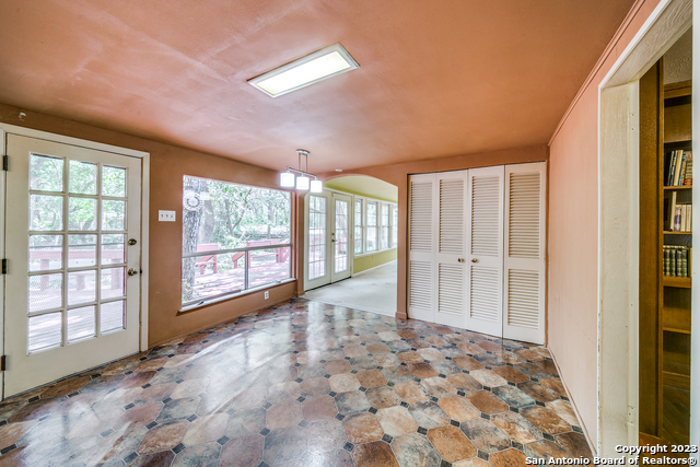 Listing photo id 13 for 6514 West Avenue