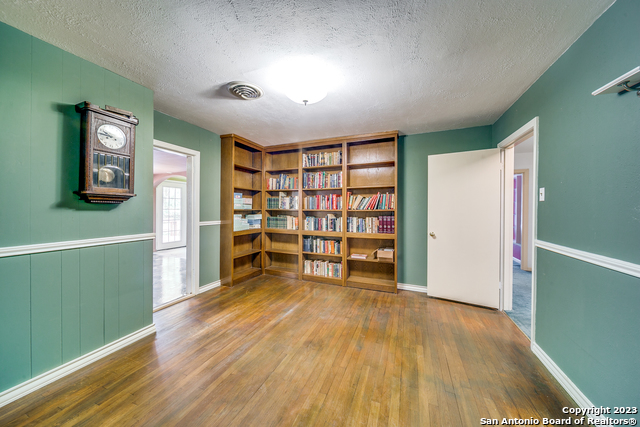 Listing photo id 15 for 6514 West Avenue
