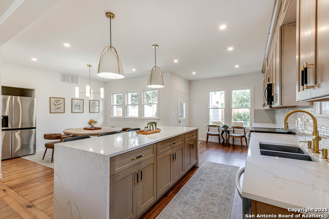 Listing photo id 10 for 264 Lullwood E