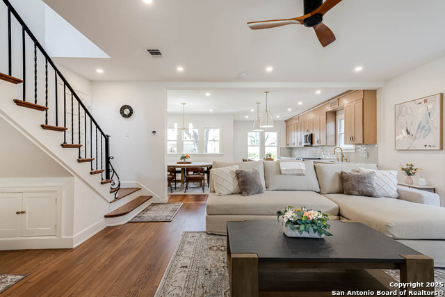 Listing photo id 5 for 264 Lullwood E
