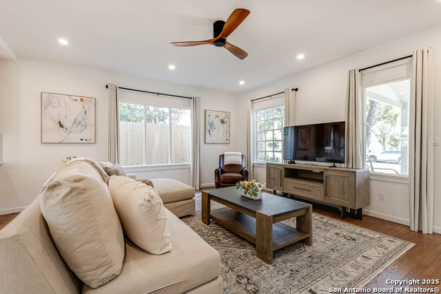 Listing photo id 6 for 264 Lullwood E