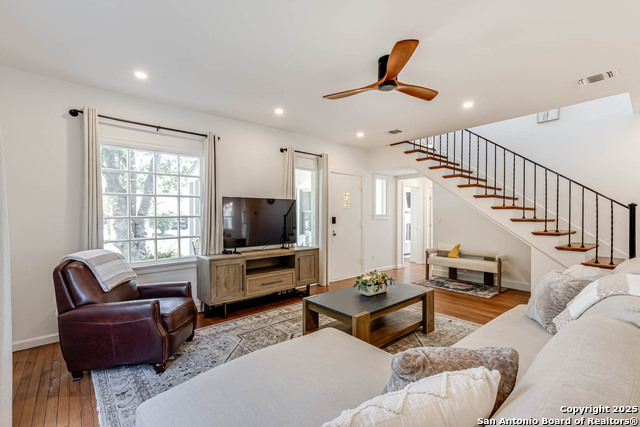Listing photo id 7 for 264 Lullwood E