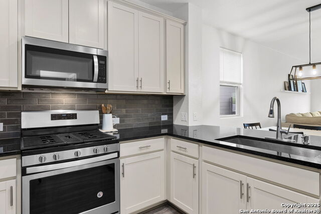 Listing photo id 8 for 8808 Straight Oaks