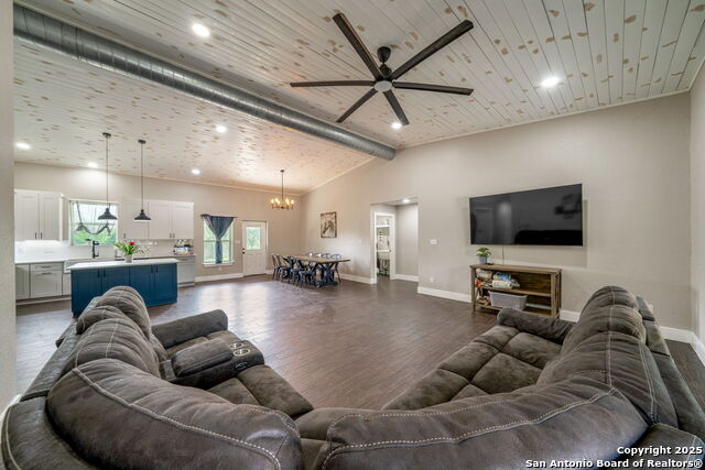 Listing photo id 8 for 332 County Road 423