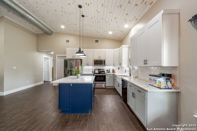 Listing photo id 12 for 332 County Road 423