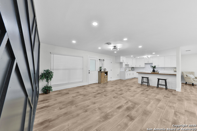 Listing photo id 8 for 3930 Maxine Dr