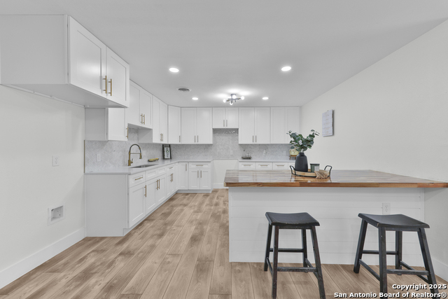 Listing photo id 9 for 3930 Maxine Dr
