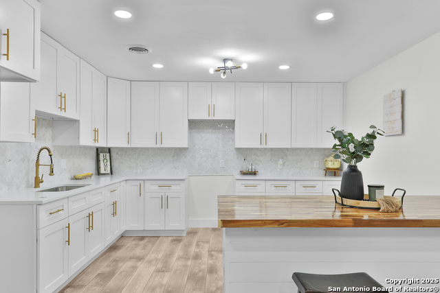 Listing photo id 10 for 3930 Maxine Dr