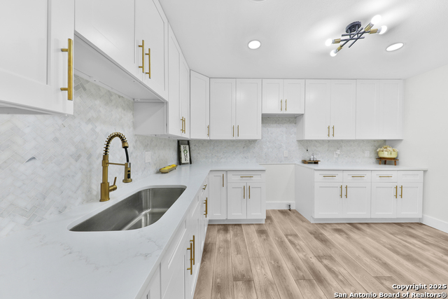 Listing photo id 11 for 3930 Maxine Dr