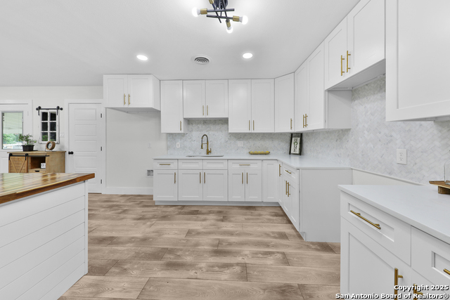 Listing photo id 13 for 3930 Maxine Dr