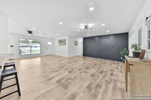 Listing photo id 14 for 3930 Maxine Dr