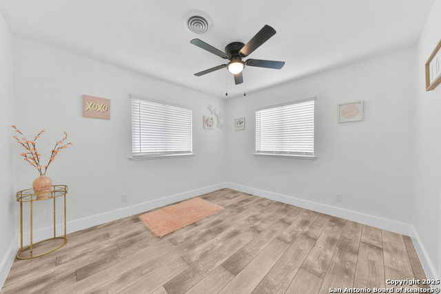 Listing photo id 16 for 3930 Maxine Dr