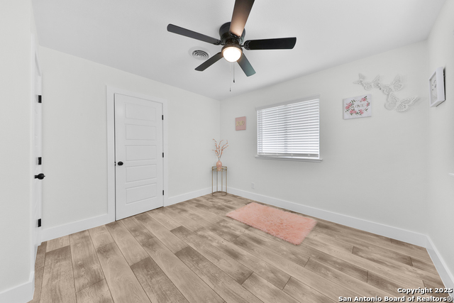 Listing photo id 17 for 3930 Maxine Dr
