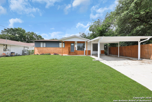Listing photo id 0 for 3930 Maxine Dr