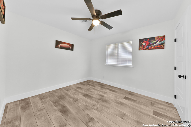 Listing photo id 18 for 3930 Maxine Dr