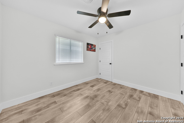 Listing photo id 19 for 3930 Maxine Dr
