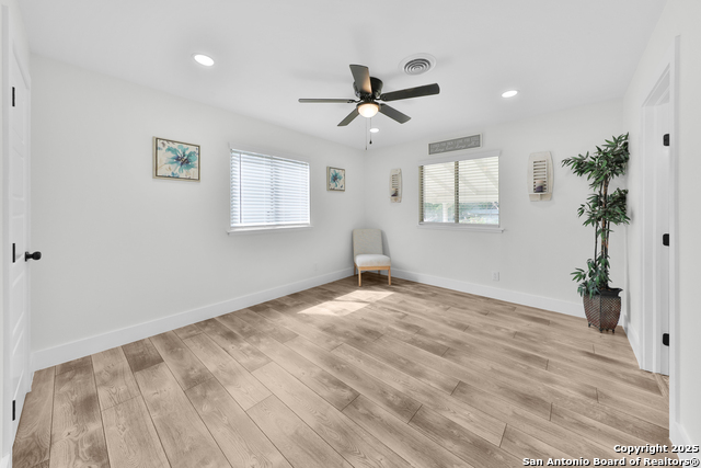 Listing photo id 20 for 3930 Maxine Dr