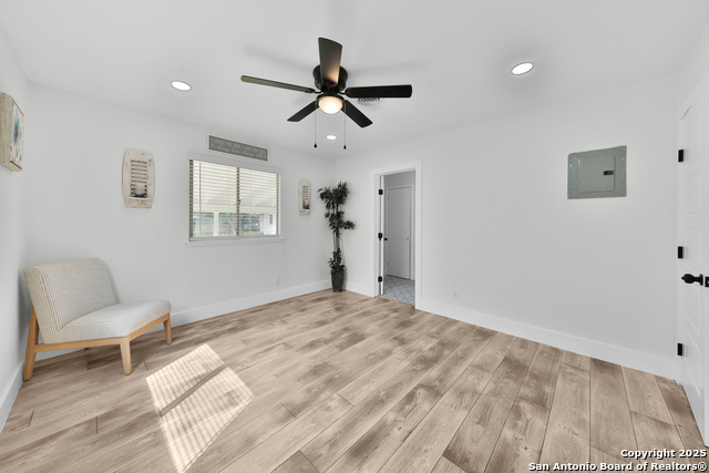 Listing photo id 21 for 3930 Maxine Dr