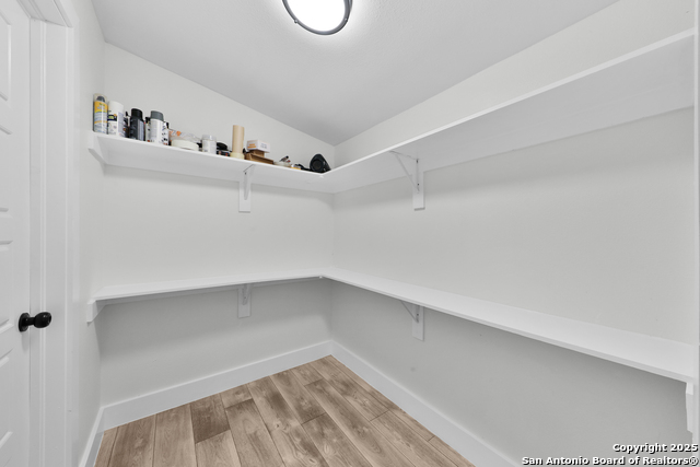 Listing photo id 24 for 3930 Maxine Dr