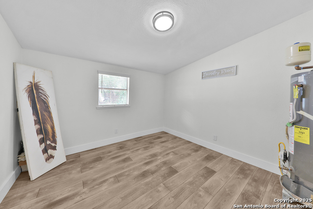 Listing photo id 25 for 3930 Maxine Dr