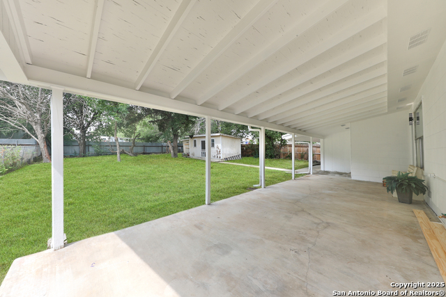 Listing photo id 26 for 3930 Maxine Dr