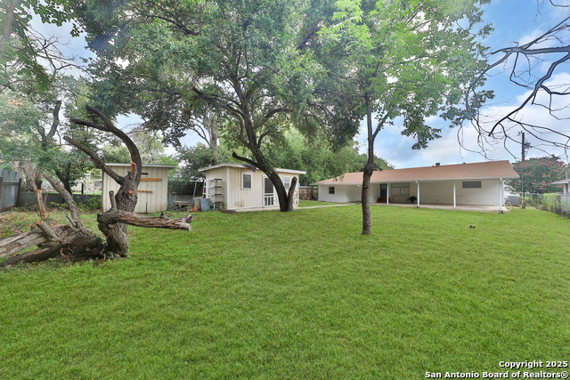 Listing photo id 27 for 3930 Maxine Dr