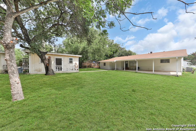 Listing photo id 28 for 3930 Maxine Dr